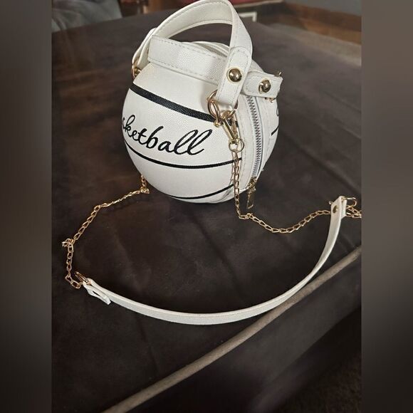 🔥🔥 Adorable mini basketball, purse measurements, in pictures. Fits alot. - Picture 7 of 8